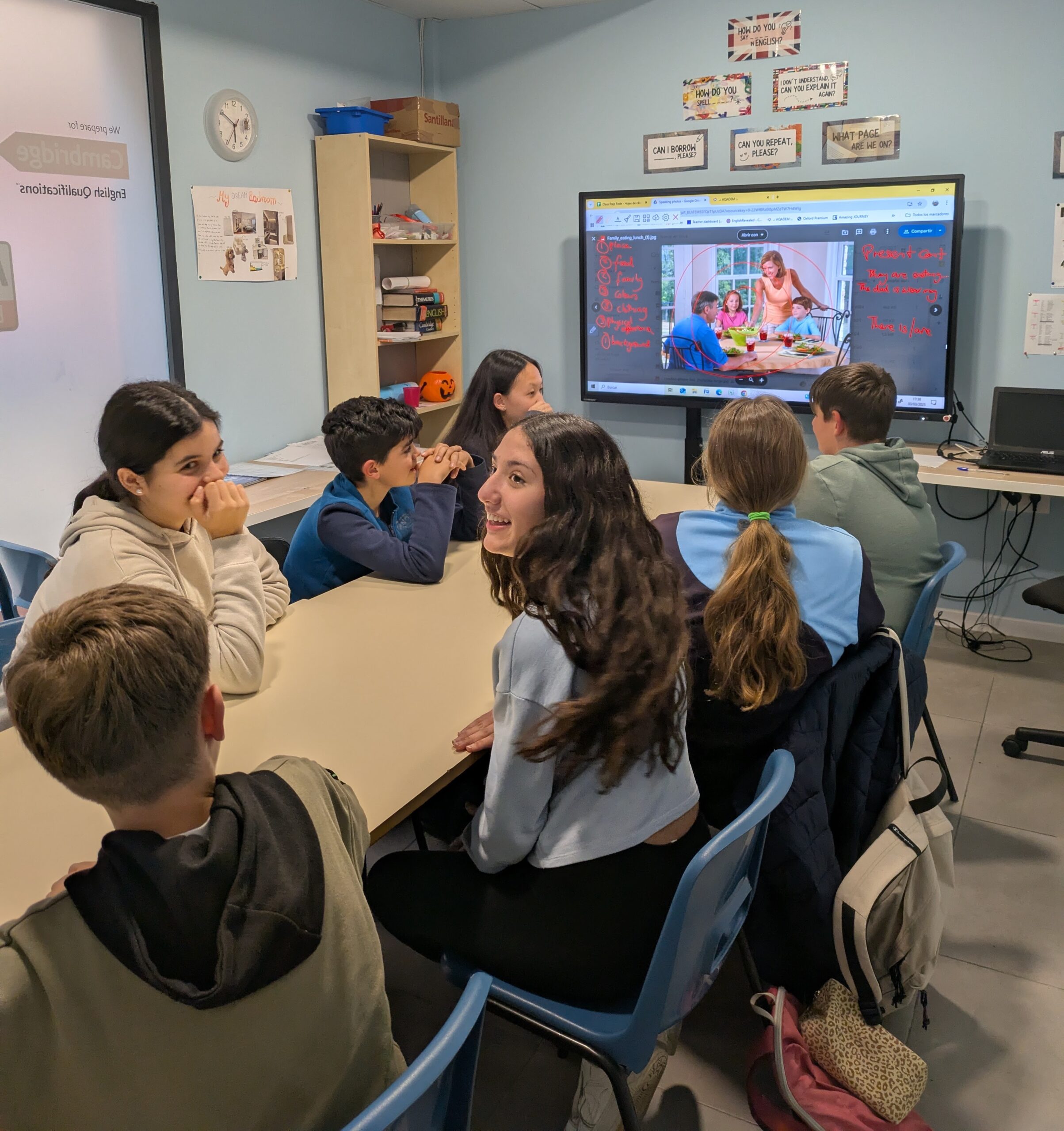 Alumnos adolescentes en clase de inglés en Abbey Road